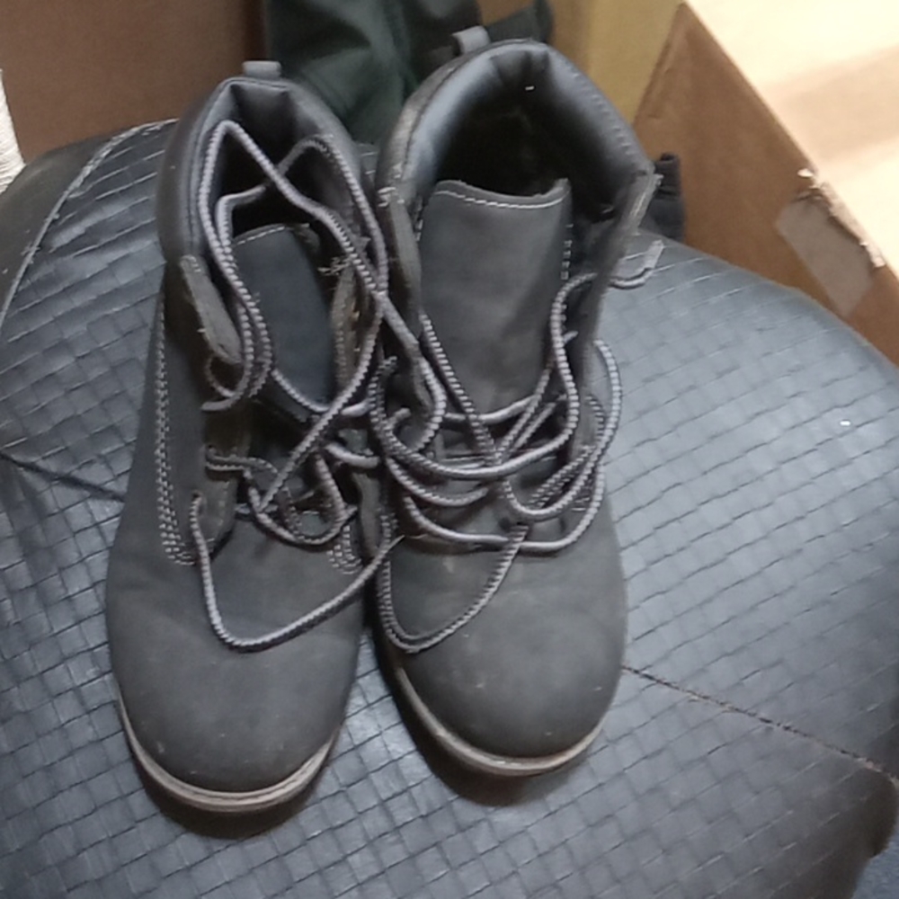 Black work boot kids size 2.